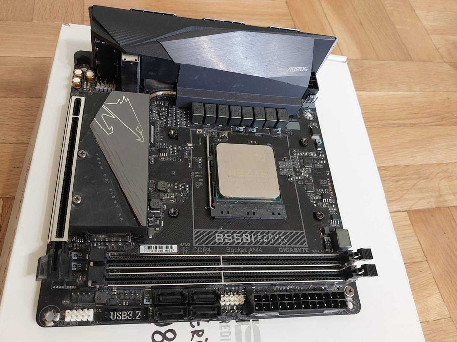 AMD Ryzen 7 3700X + Gigabyte B550i Aorus Pro AX Wi-Fi