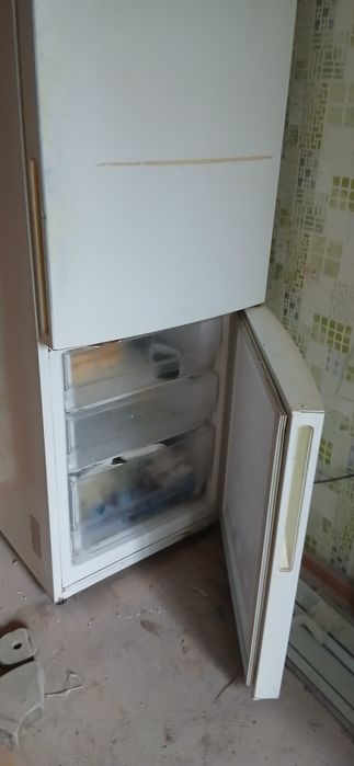 Холодильник морозильной часть тоже работает