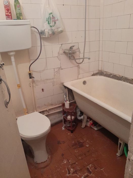 Ibn sino 40 domda 1 xonali kvartira srochni sotiladi