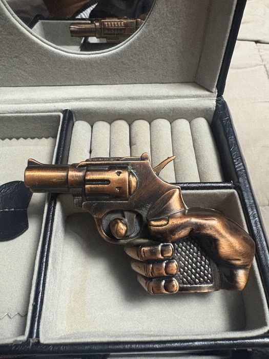 Brichetă de Colecție Antivânt – Model Mini Revolver cu Mâner 3D (Bronz Antic)