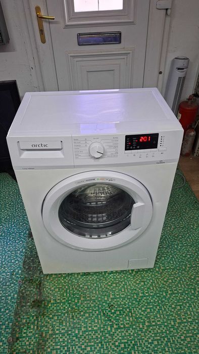 Masina de spalat haine Arctic de 6-kg Slim / ingust