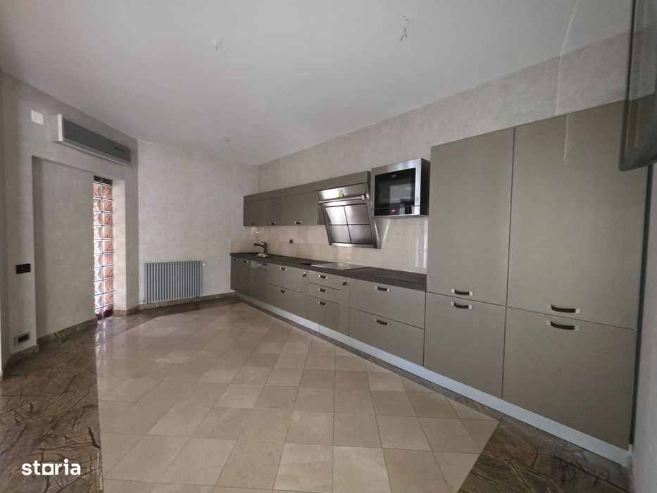 Casă de închiriat cu 6 camere în Damaroaia