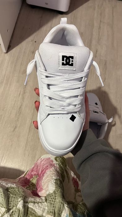 Дамски DC бели кожени кецове №39 – като нови