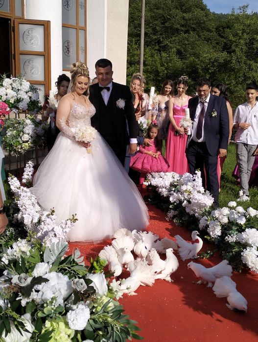 Porumbei albi Evenimente