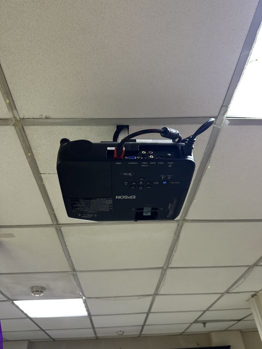 Проектор с экраном