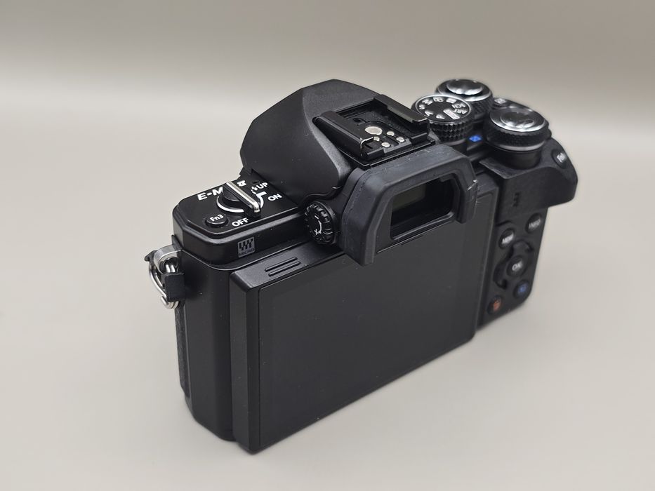 Body Olympus OM-D E-M10 Mark II (varianta complet neagră / Black)