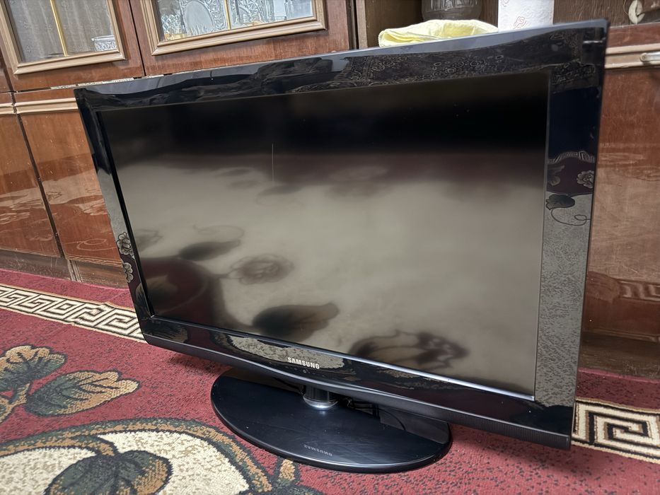 Телвизор Samsung LA32C350D1