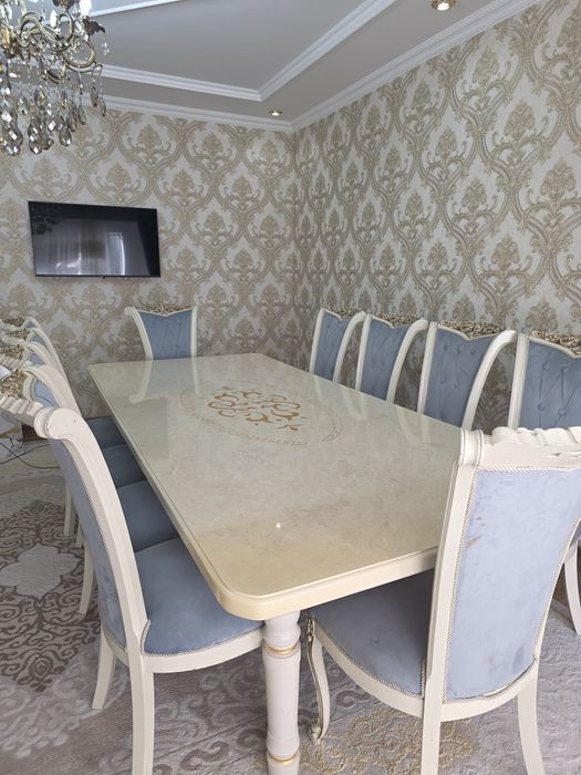 Продаётся стол и 10 штук стульев