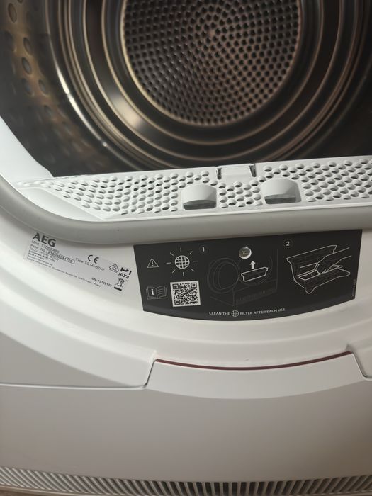 Uscător rufe AEG Lavatherm 7000, model T7DBE48S, cu pompă de căldură, capacitate 8 kg.