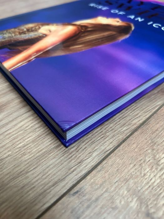 Taylor Swift Rise of an Icon - 21.5 x 27.9