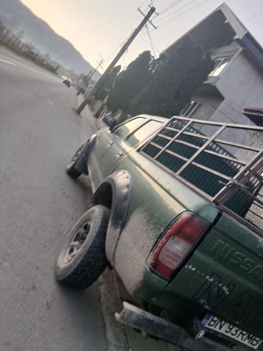 Vând Nissan navara