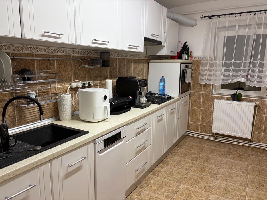 Inchiriez apartament cu 3 camere