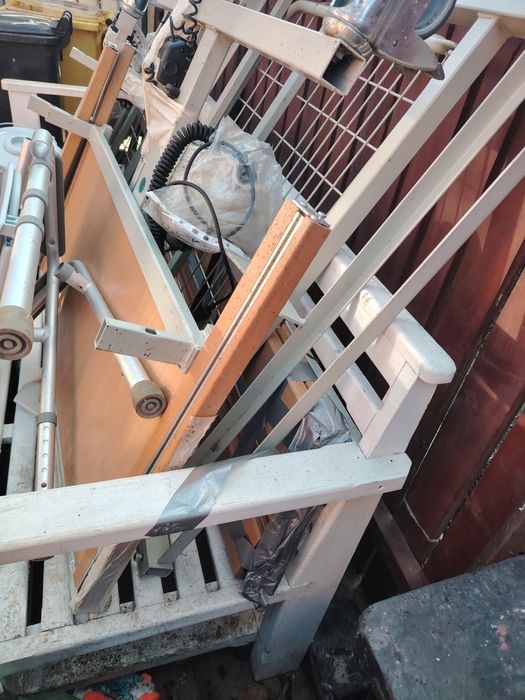 Vând pat pentru persoanele imobilizate la pat și scaun toleta