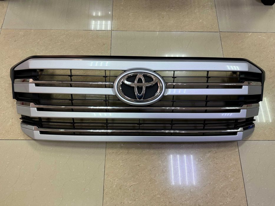 Решетка радиатора (оригинал) на Toyota Land Cruiser 300