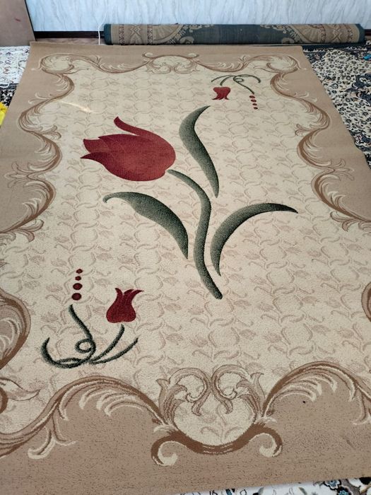 Ковер, телевизор