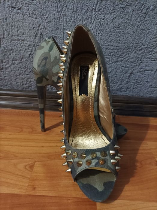 Pantofi cu tocuri, sandale