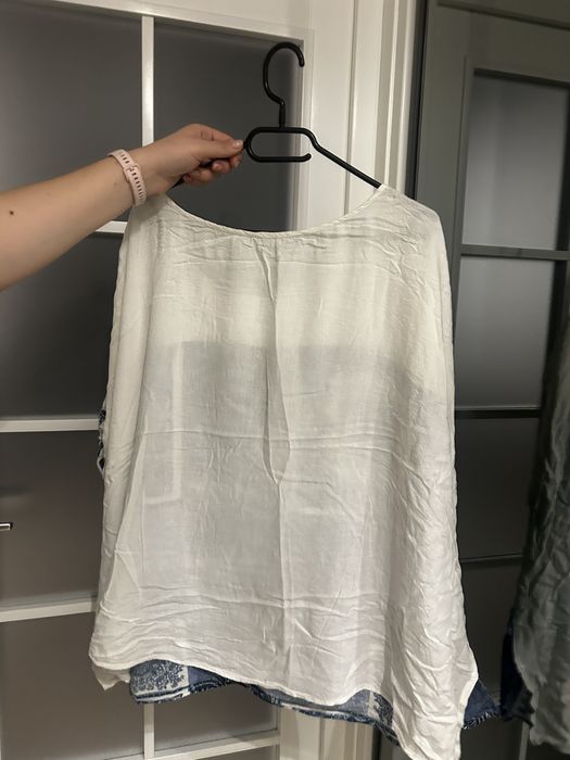 Bluză albă cu imprimeu albastru, model lejer