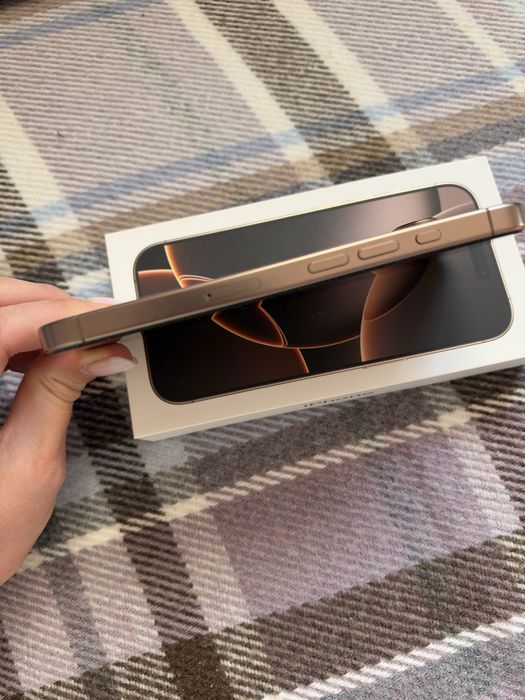 iPhone 16 Pro 256 GB Desert Titanium като нов + оригинални калъфи подарък