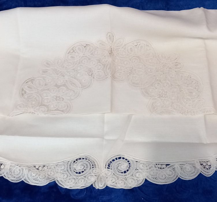 Broderie manuală ,Față de masă cu 16 șervețele