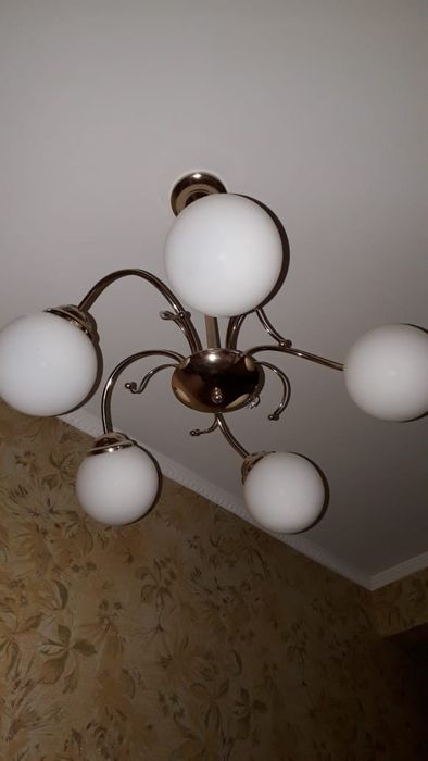 Продам красивую белую люстру