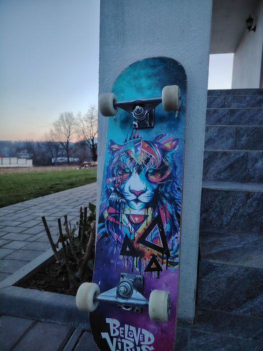 Vând skateboard Beloved Vibes, complet, cu design artistic deosebit