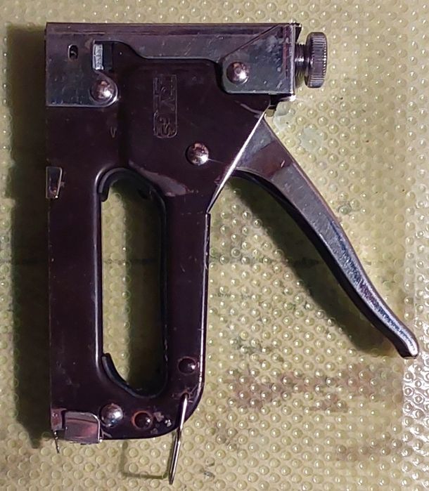 Степлер ручной бытовой