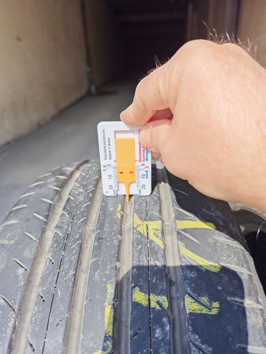 Гуми.  DUNLOP 225/44/R17