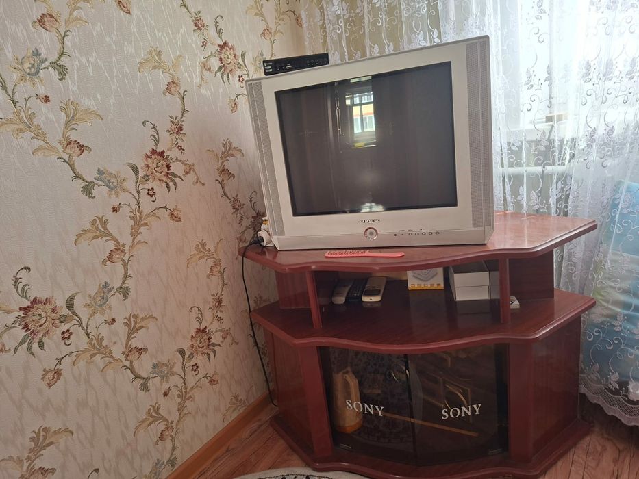 Продам телевизор с тумбой