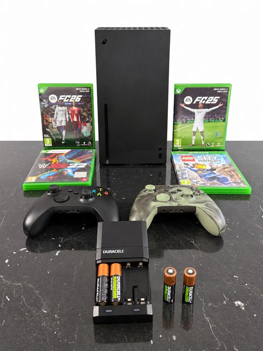 Xbox Series X 1TB + 2 controllere + 4 jocuri + încărcător baterii Duracell