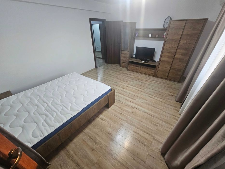 Proprietar închiriez Garsoniera 46 mp, modern cu bucatarie inchisa și loc de parcare, in fata geamului