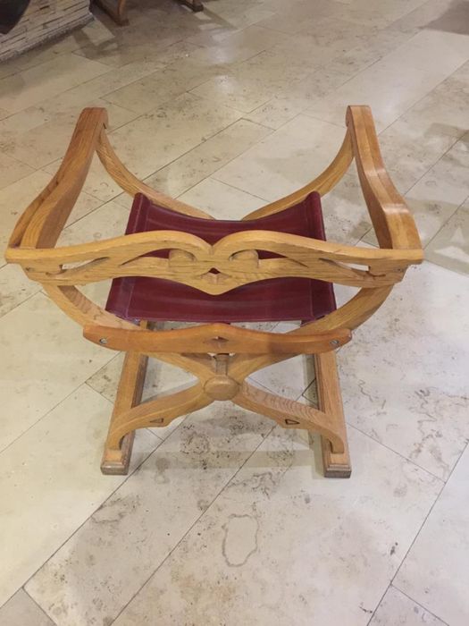 Mese din lemn cu furnir stejar si talpa din fonta gravata. .