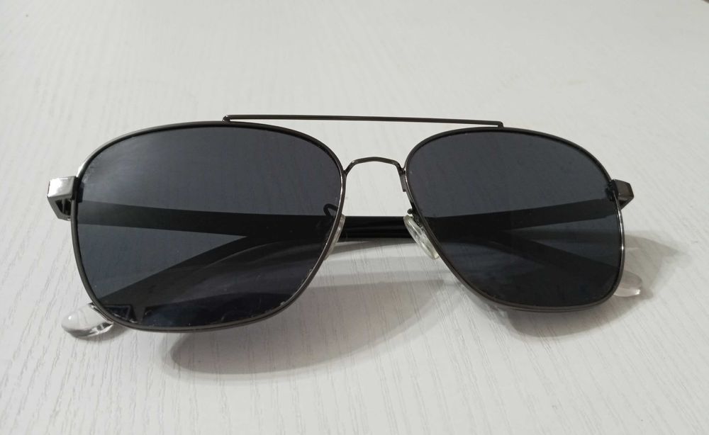 Очки солнцезащитные.