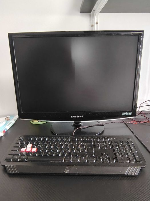Монитор Samsung 22" (120Hz) + Водоустойчива геймърска клавиатура