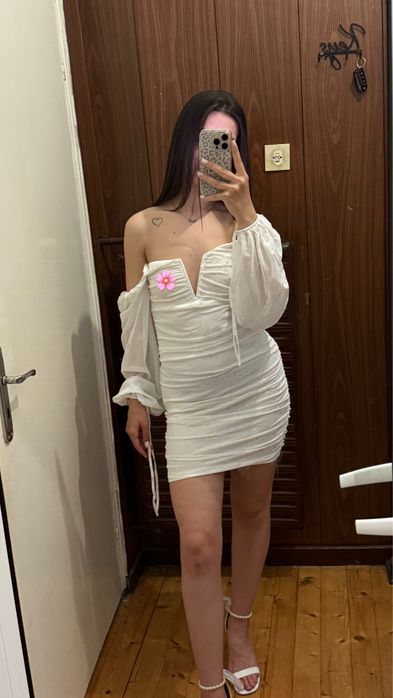 Бяла рокля с блестящи частици