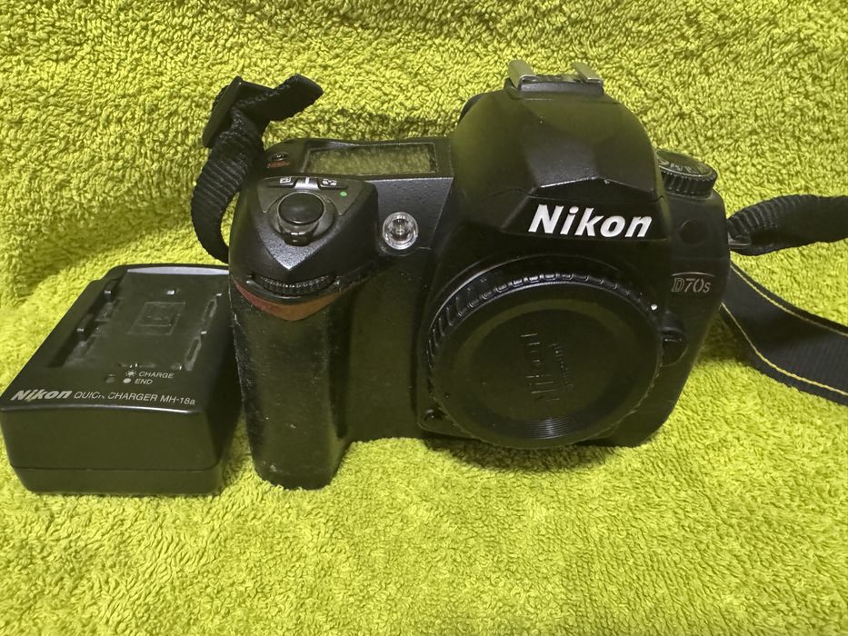 Nikon D70S 6.1MP Digital SLR Camera Body