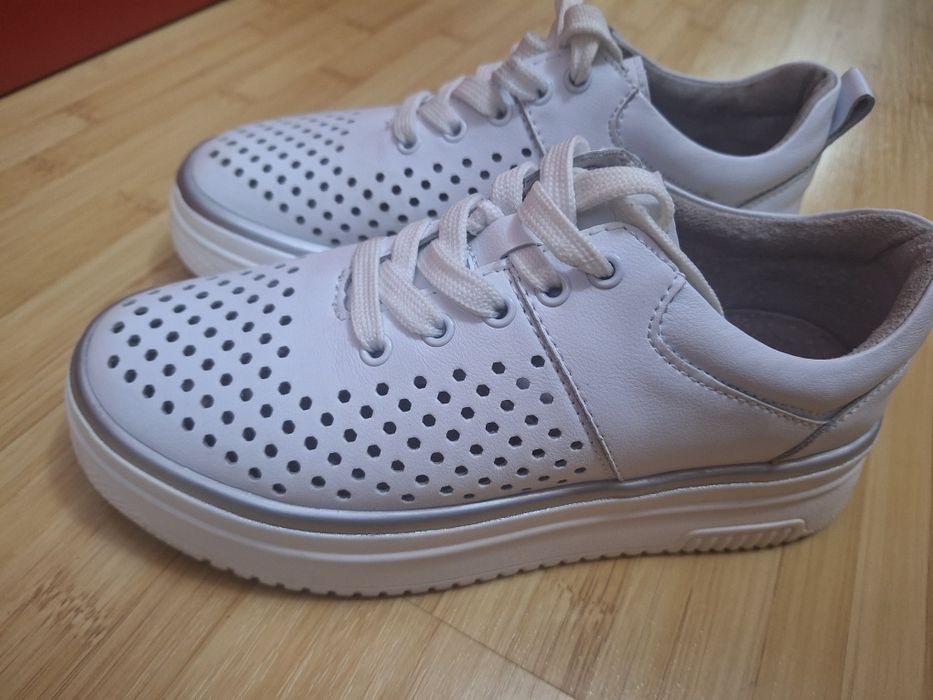 Adidasi din piele albi