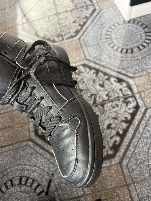 Продват се кецове