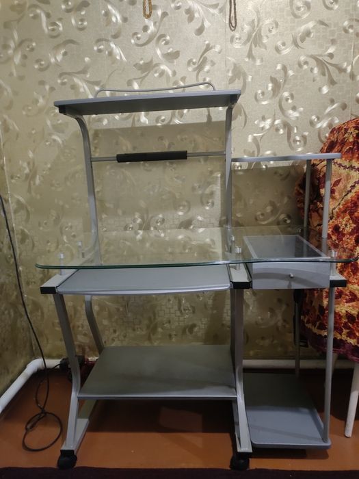 Компьютерный стол стеклянный