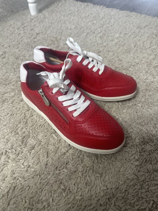 Продам кроссовки красные