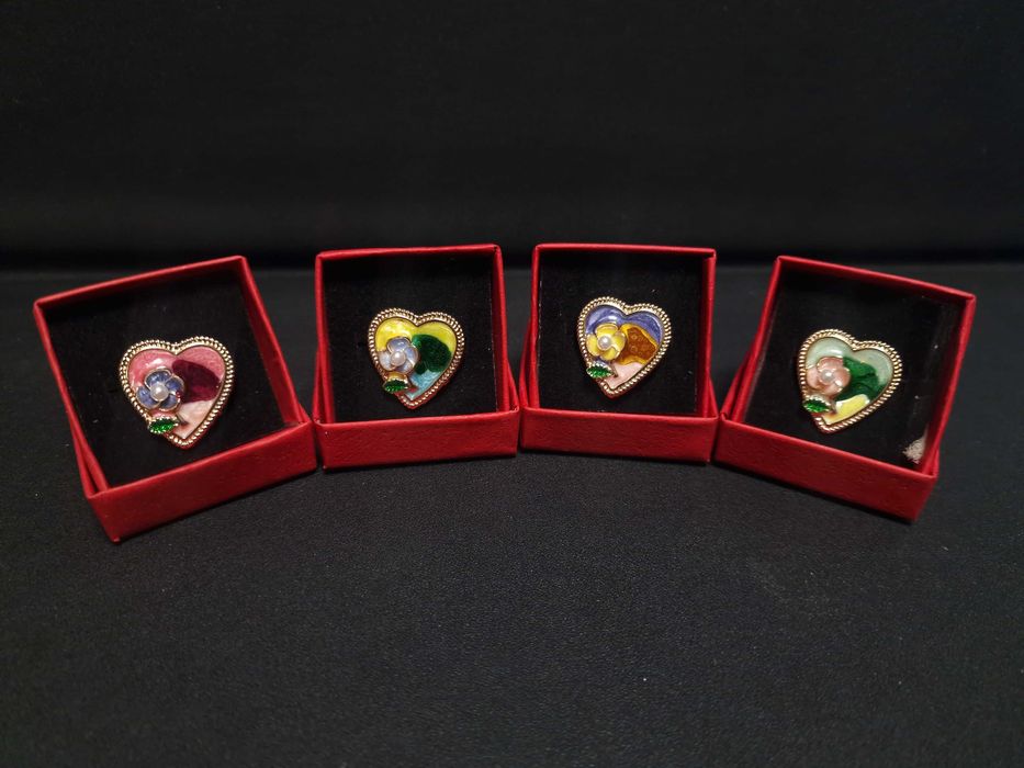 Brosa Martisor inimioara cu floare, cutie inclusa