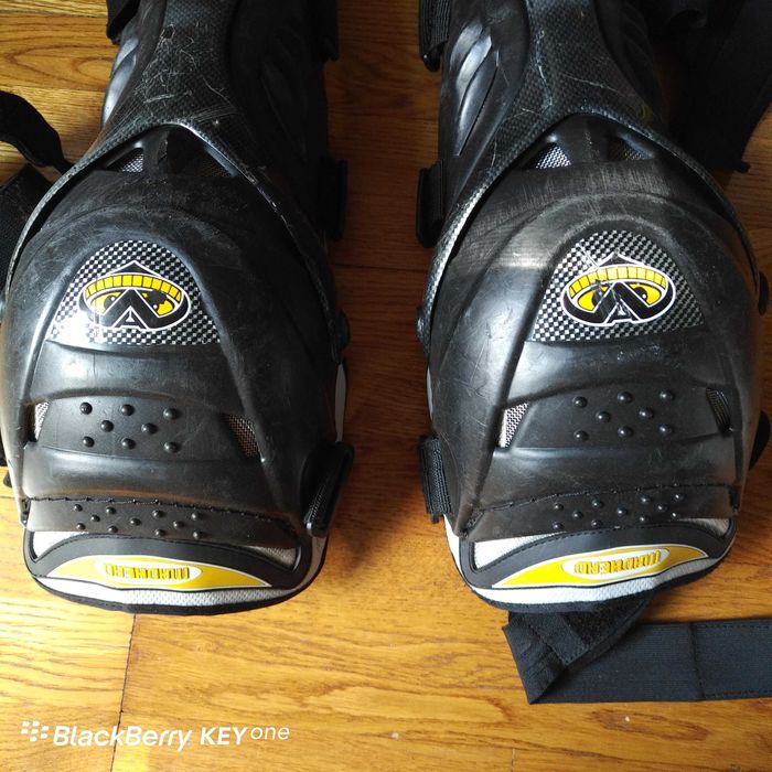 Оригинални наколенки за мотор Madhead