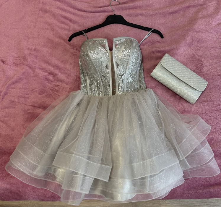 Бална рокля с чанта , сребриста с лилав отенък . Размер XS