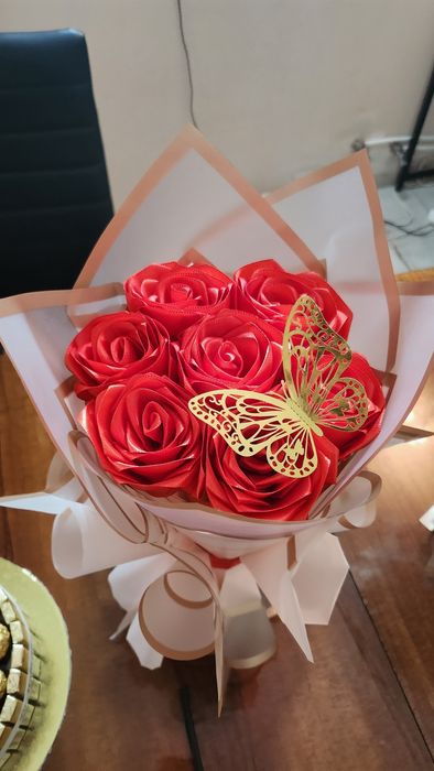 Buchet trandafiri satin