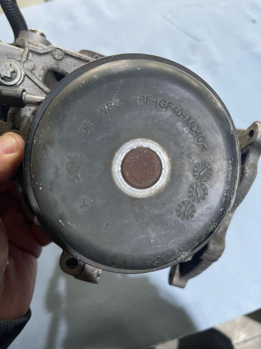 Chiulasa baterie ulei baie pompa injectie Mercedes W213 2.0