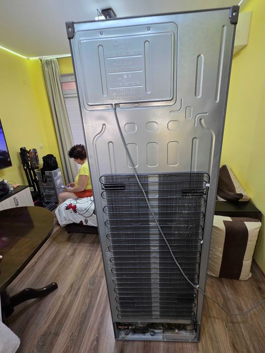 Хладилник с долен фризер