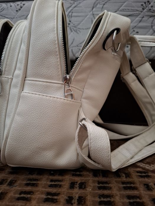 Продавам бяла раница