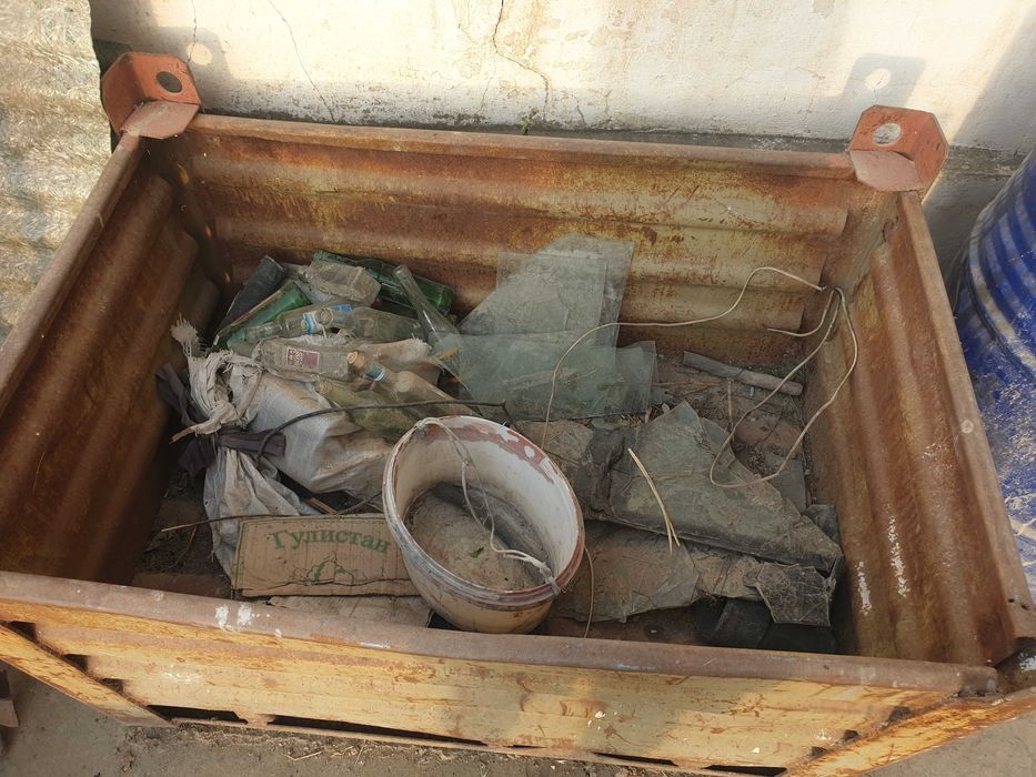 Железный  ящик для корма