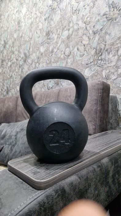 Гири 24 кг, 20 кг.