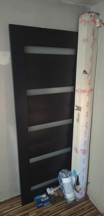 Ușa interior impecabilă in poza este tot ce sta in montarea  sa