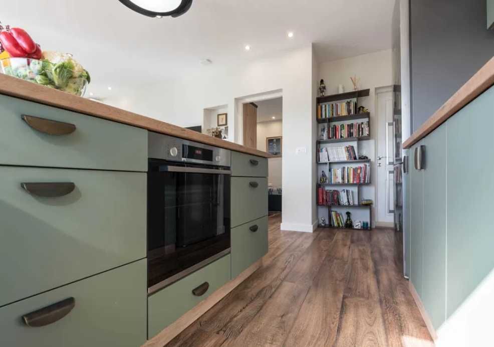 Продава се Тристаен апартамент в к.к. Св.Св. Константин и Елена - 102 кв.м за 3236 €/кв.м - Снимка #2